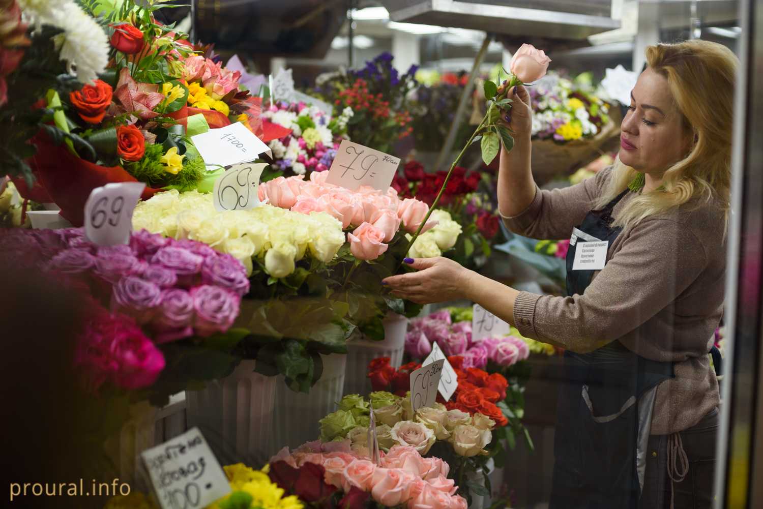 Купить розы во владимире. Цветочный бизнес. Люди в цветочном магазине. Цветочный ряд букеты. Цветочный магазин.