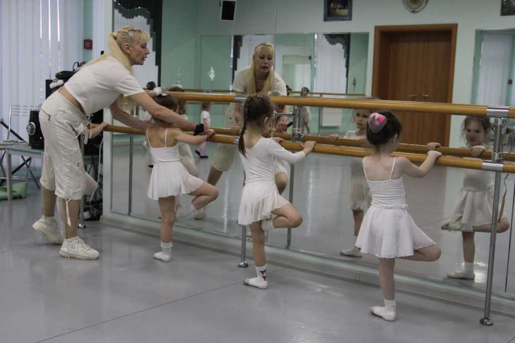 Профессия балерина: где учиться, зарплата, плюсы и минусы